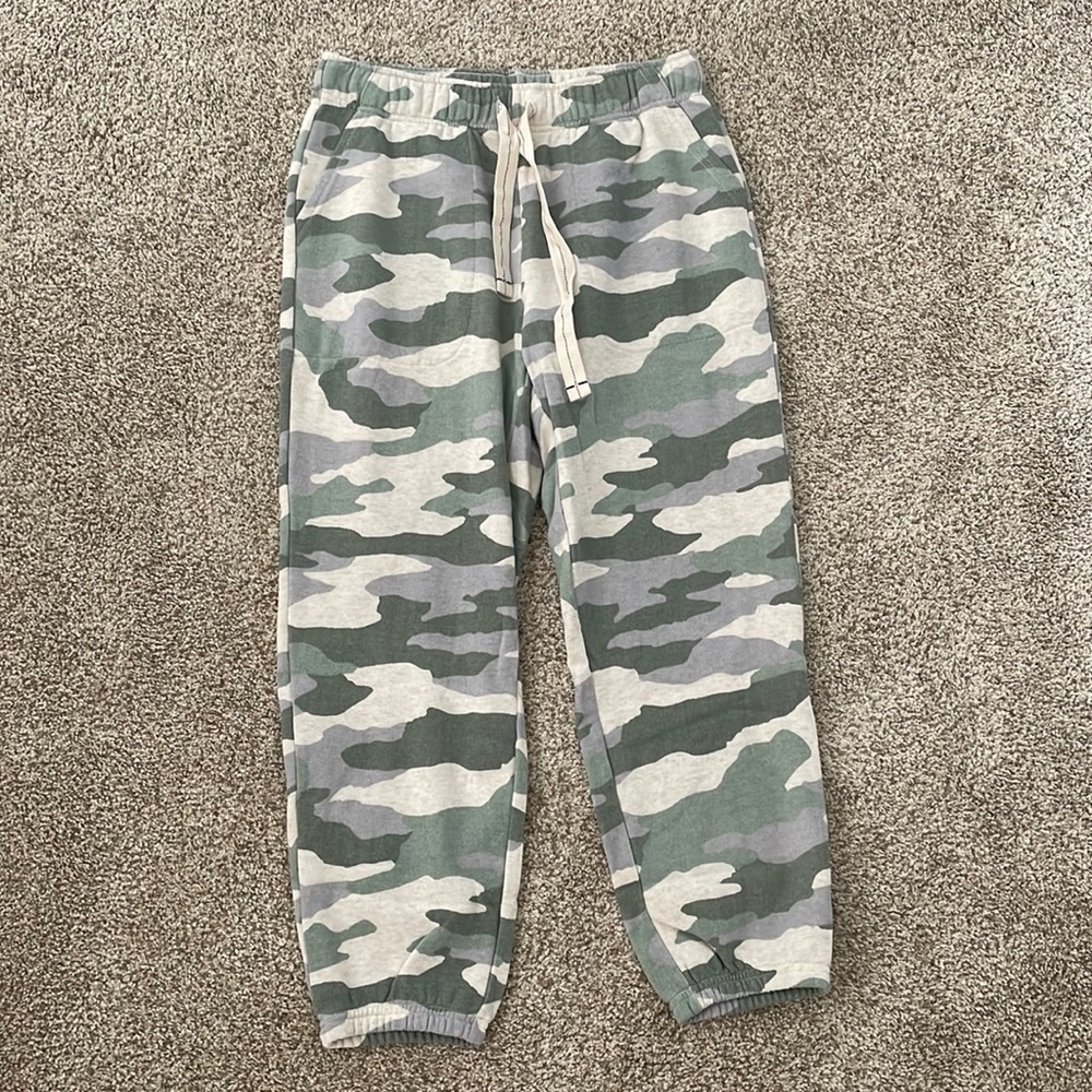 📦 🚚 EVERYTHING MUST GO! Aerie Camo Sweats | M short